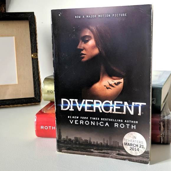 Divergent Book Series in good to very good used condition - Picture 2 of 4